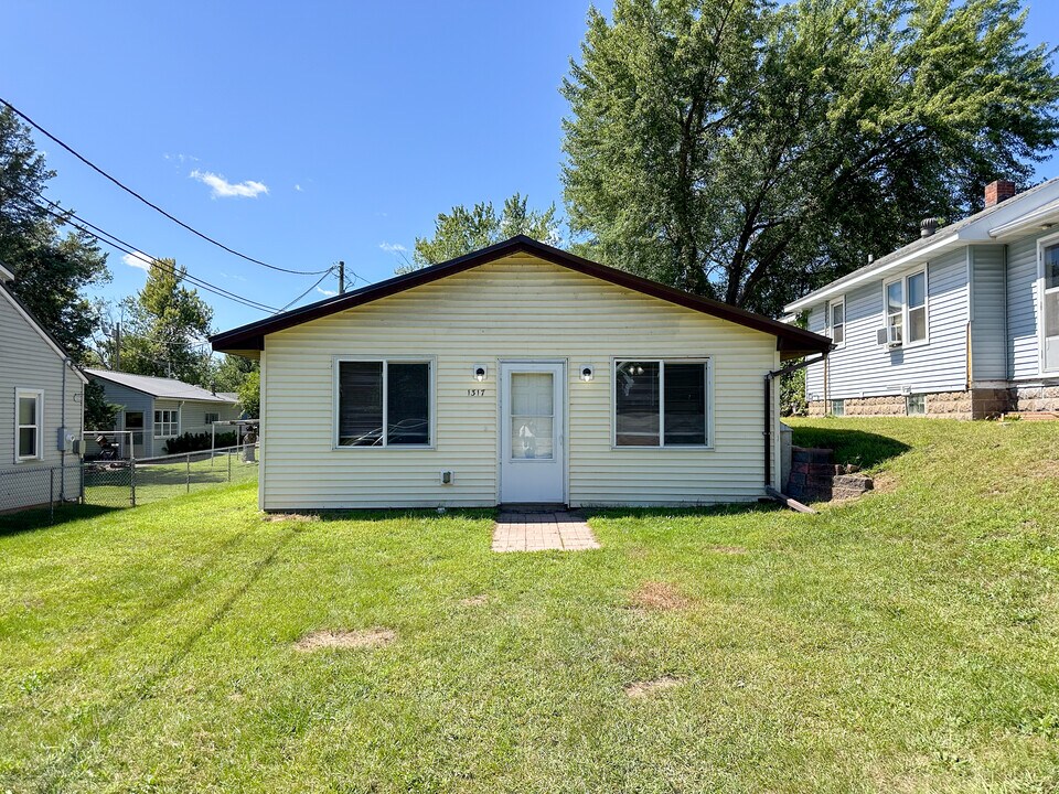 1317 La Crescent St in La crosse, WI - Building Photo