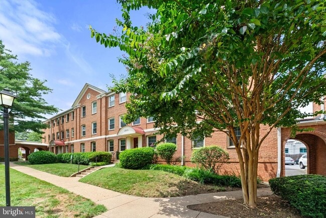 2805 Arlington Blvd in Arlington, VA - Building Photo - Building Photo