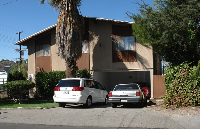 10007 Samoa Ave in Tujunga, CA - Foto de edificio - Building Photo