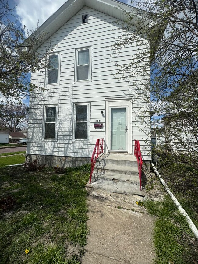 property at 402 E 15th St