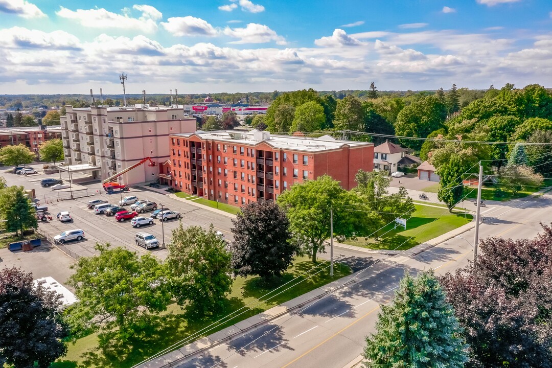 Queens Park Residences in Tillsonburg, ON - Building Photo