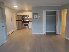 215 Pearl St in Stoughton, MA - Building Photo - Building Photo