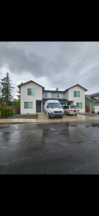 18093 SE Madison Way in Portland, OR - Building Photo