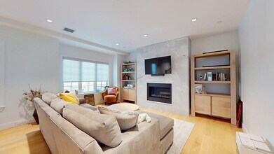 29 Crowninshield Rd, Unit 17 in Brookline, MA - Foto de edificio - Building Photo