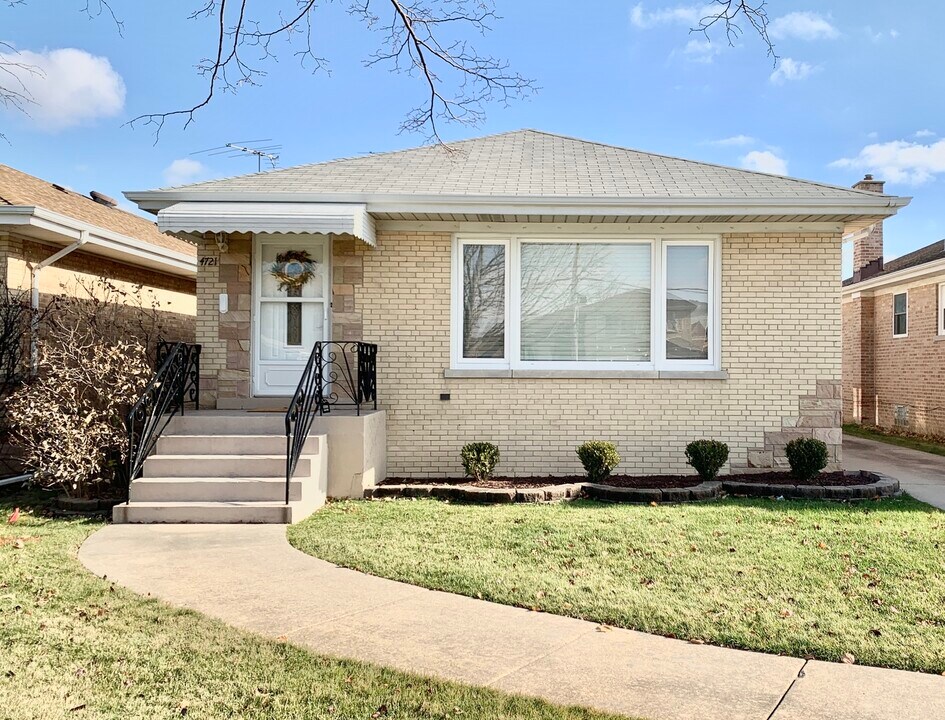 4721 N Ozanam Ave in Norridge, IL - Building Photo