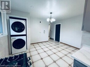 74 Bellingham Dr in Hamilton, ON - Building Photo - Building Photo