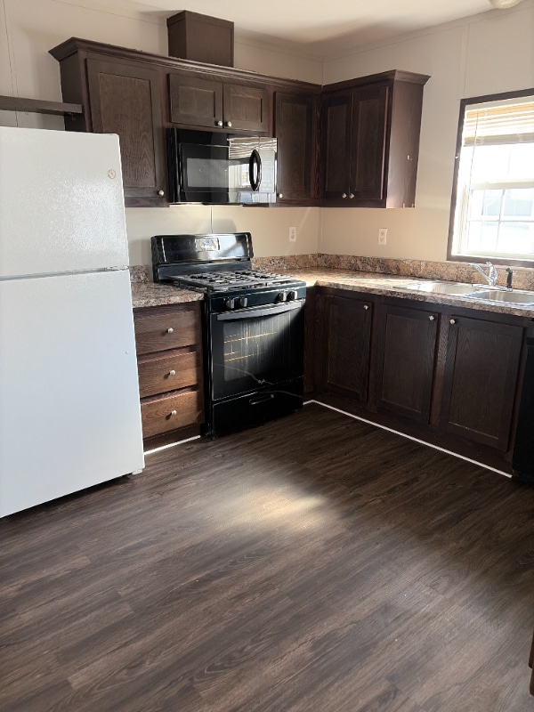 214 Lakeshore Cir in Oxford, MI - Foto de edificio - Building Photo