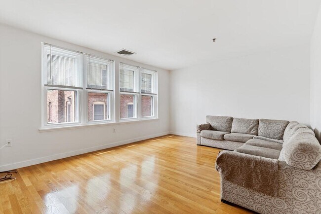 122 Tudor St, Unit C in Boston, MA - Building Photo - Building Photo