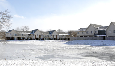 Lake Camelot Apartments in Indianapolis, IN - Foto de edificio - Building Photo