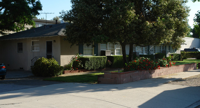 24403 Newhall Ave in Newhall, CA - Foto de edificio - Building Photo