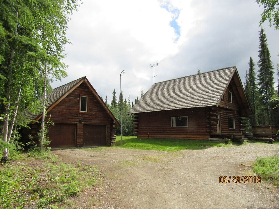 2628 Tenakee Way in North Pole, AK - Building Photo