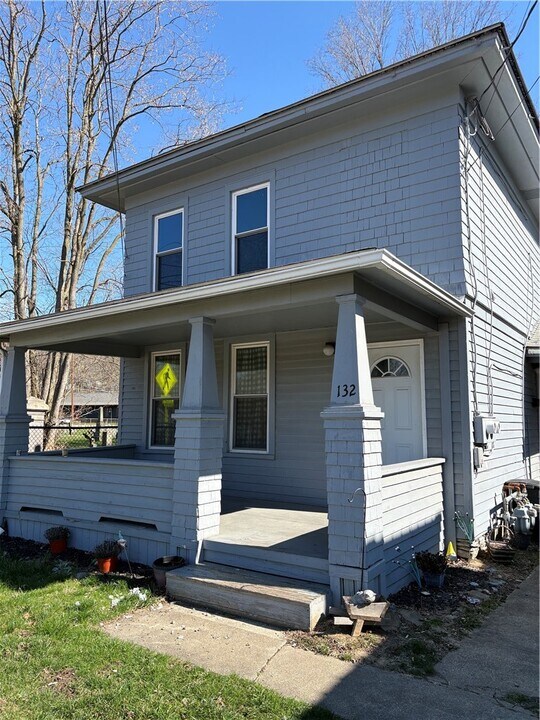 132 W High St in Painted Post, NY - Building Photo