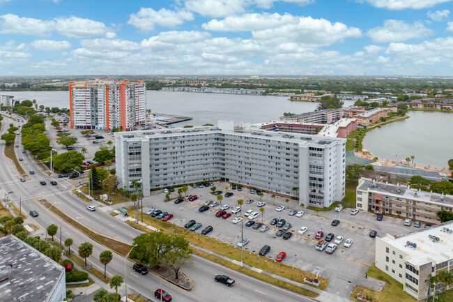 Fifth Moorings Condominium in North Miami Beach, FL - Building Photo - Building Photo