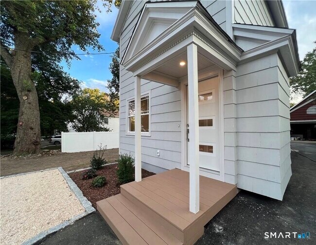 429 Round Hill Rd in Fairfield, CT - Building Photo - Building Photo