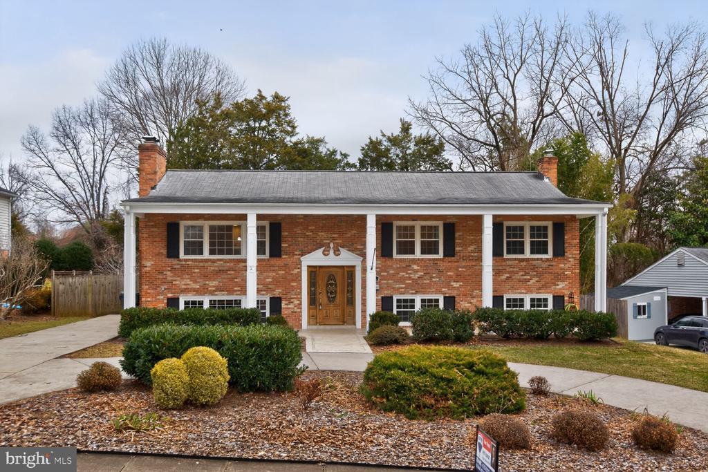 1605 Mary Ellen Ct in McLean, VA - Building Photo