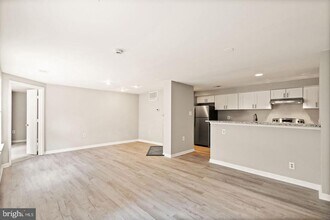 4401 Pembrook Village Dr in Alexandria, VA - Building Photo - Building Photo