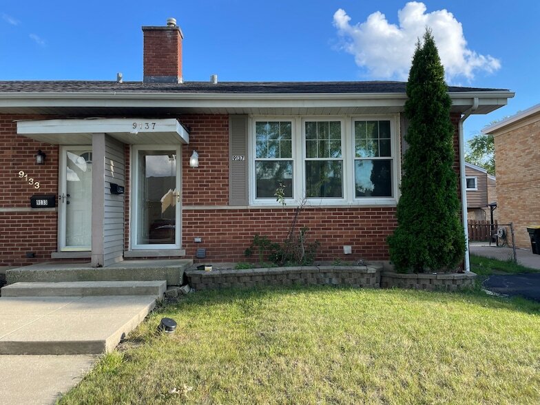 9137 Barberry Ln in Des Plaines, IL - Building Photo