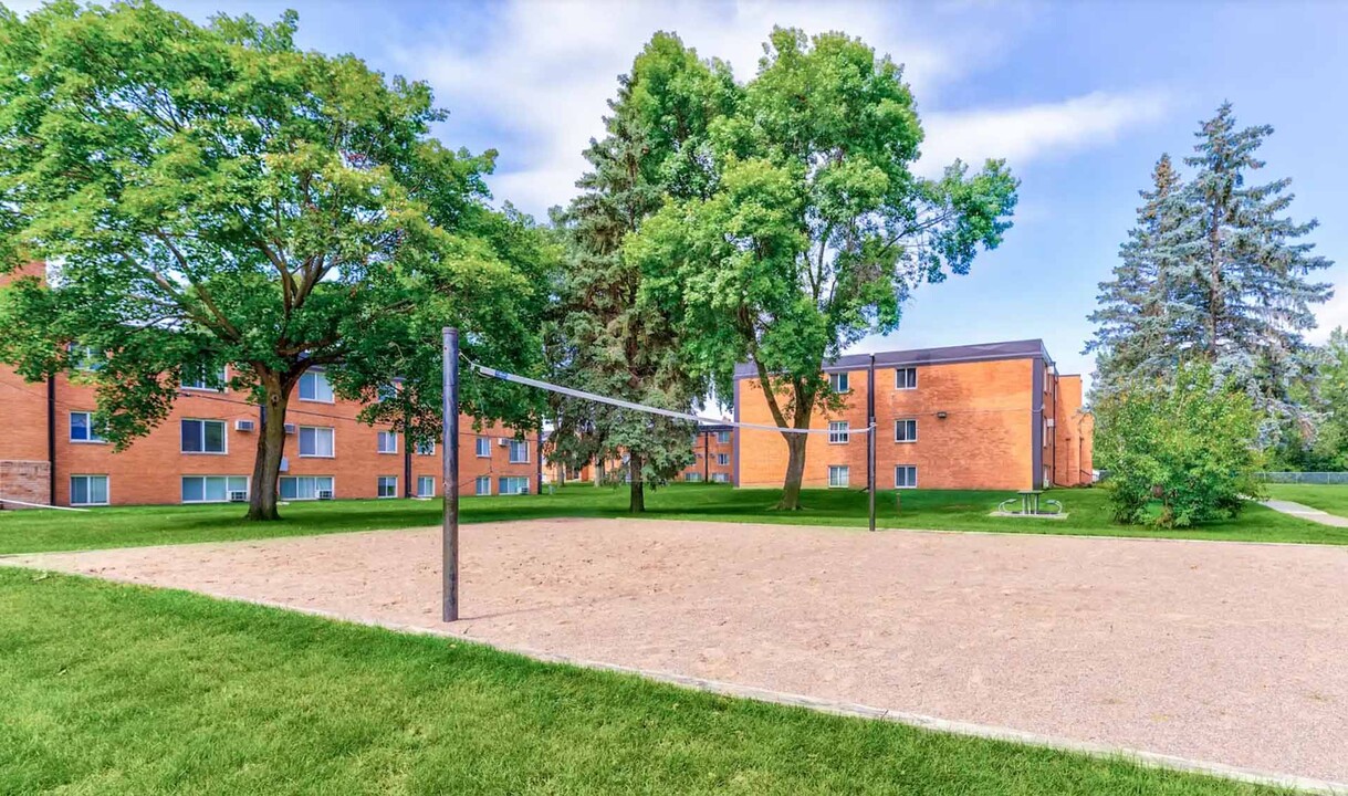 Century Oaks Apartments in Oakdale, MN - Foto de edificio