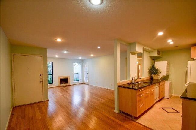 property at 1601 S Shepherd Dr