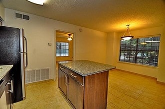 6910 Skillman St in Dallas, TX - Foto de edificio - Building Photo