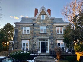 77 Coggeshall Ave, Unit Garden Unit in Newport, RI - Building Photo