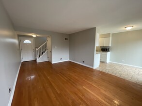 283 Alpine Dr E in Glendale Heights, IL - Building Photo - Building Photo