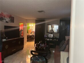 6648 Fredonia Dr in Las Vegas, NV - Building Photo - Building Photo