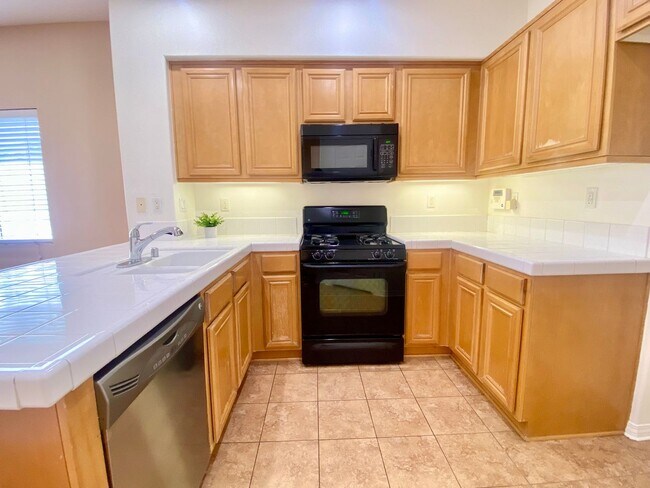 2670 Night Jasmine Dr in Simi Valley, CA - Building Photo - Building Photo