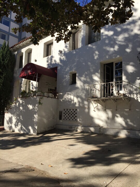 945 Hilgard Ave in Los Angeles, CA - Building Photo