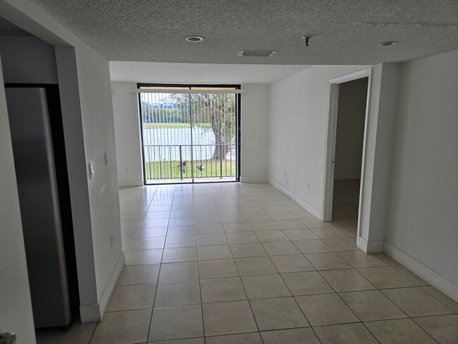 9686 Fontainebleau Blvd in Miami, FL - Building Photo - Building Photo