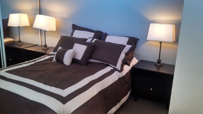5460 White Oak, Unit Top level loft E-318 in Encino, CA - Foto de edificio - Building Photo
