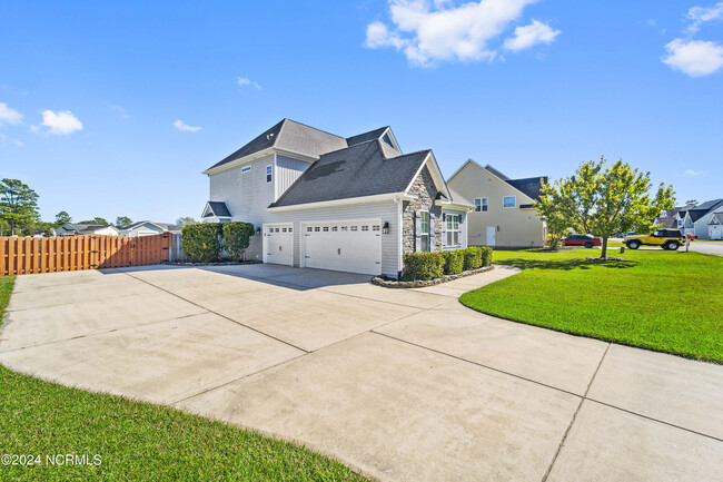 114 Pine Lakes Dr in Maple Hill, NC - Foto de edificio - Building Photo