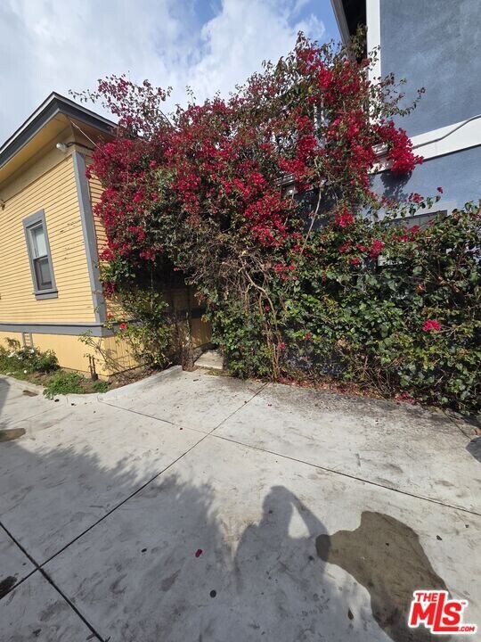 1334 W 22nd St in Los Angeles, CA - Building Photo