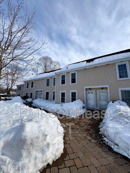 54 Rope Ferry Rd in Waterford, CT - Building Photo