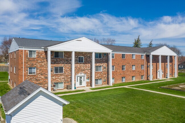 Greenbrier Apartments in Findlay, OH - Building Photo - Building Photo