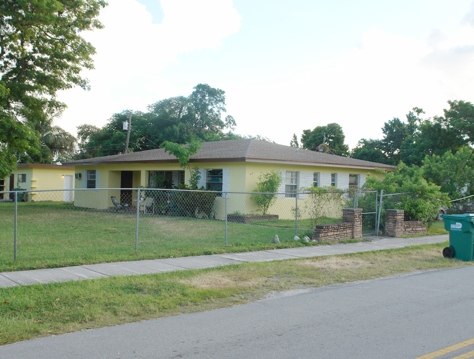 1215 NE 111th St in Miami, FL - Foto de edificio