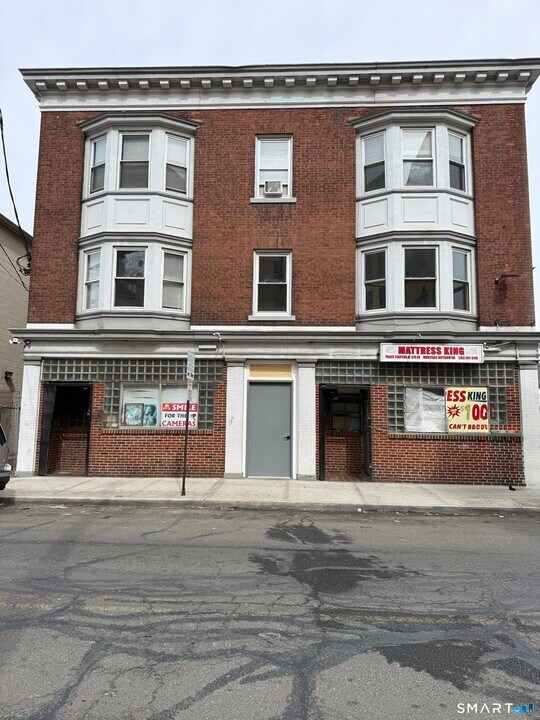 483 Barnum Ave in Bridgeport, CT - Building Photo