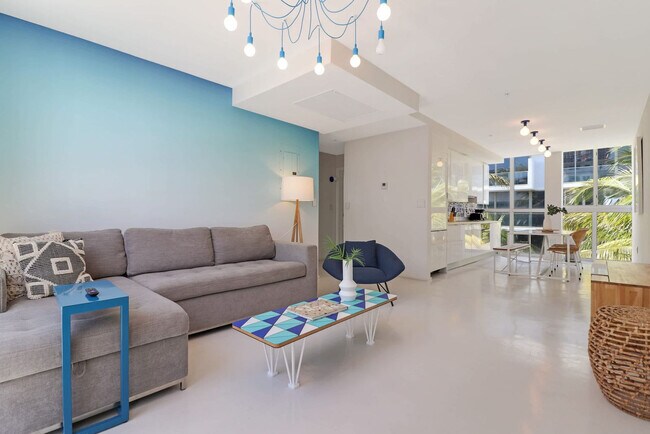 250 Collins Ave in Miami Beach, FL - Building Photo - Building Photo