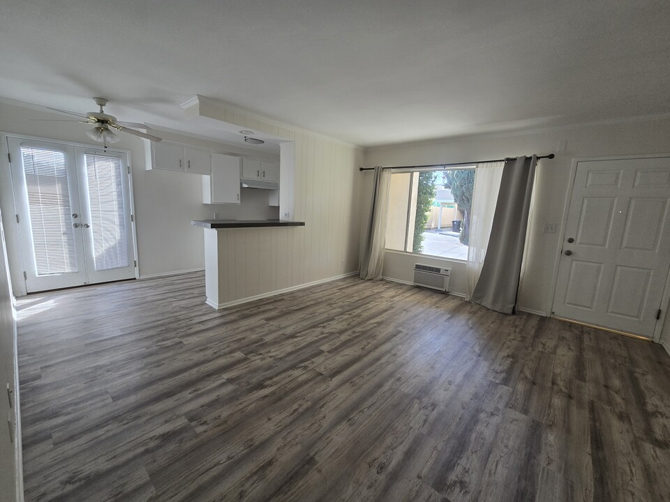 13556 Wyandotte St, Unit 2 in Van Nuys, CA - Building Photo