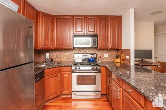 3900 N Pine Grove Ave, Unit #802 in Chicago, IL - Building Photo - Building Photo
