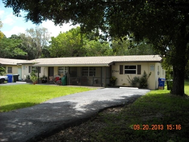 3744-3746 Desoto Ave in Ft. Myers, FL - Foto de edificio