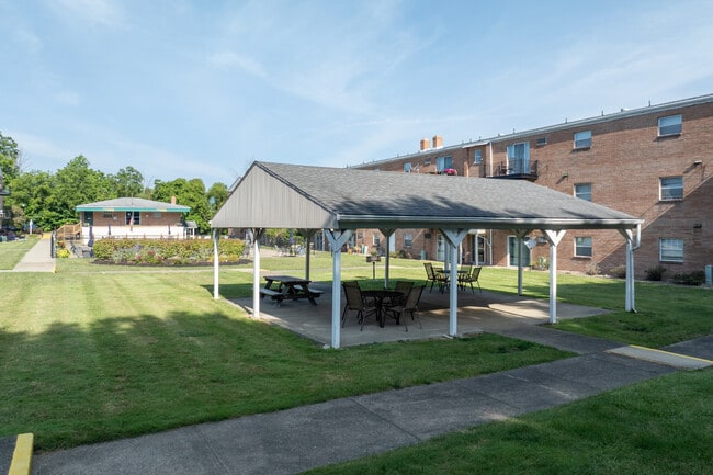 Fox Run Apartments in Austintown, OH - Foto de edificio - Building Photo