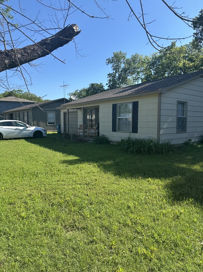 3485 Country Club Rd in Denton, TX - Foto de edificio - Building Photo