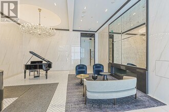 8 Wellesley St W in Toronto, ON - Building Photo - Building Photo