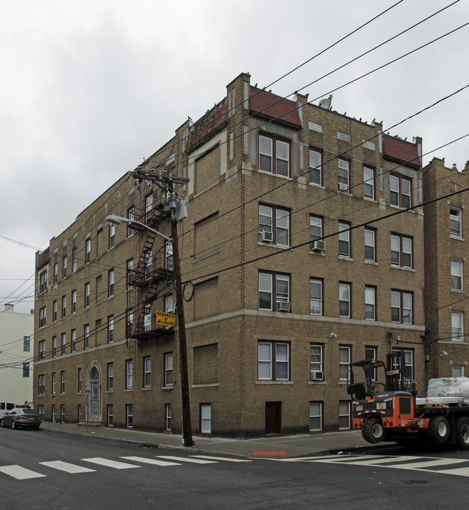 326 Summit Ave in Jersey City, NJ - Building Photo