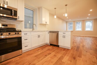 2308 W Foster Ave-Unit -1 in Chicago, IL - Building Photo - Building Photo