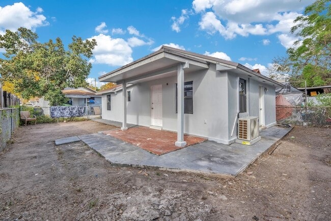 2428 NW 28th St in Miami, FL - Foto de edificio - Building Photo
