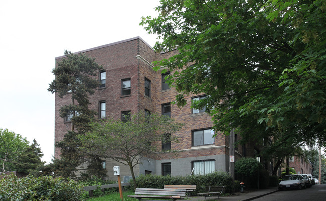 The Roundcliffe Apartments in Seattle, WA - Building Photo - Building Photo