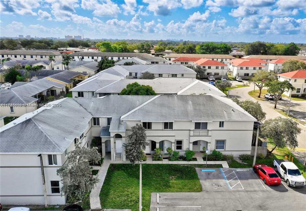 21275 NE 8th Pl in Miami, FL - Building Photo