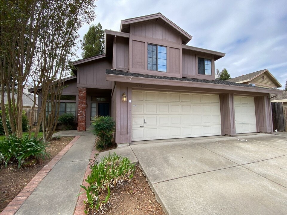 9154 Old Creek Dr in Elk Grove, CA - Building Photo
